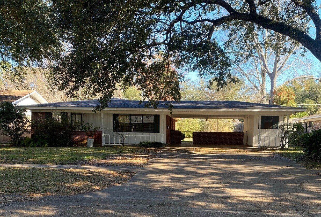 Foto principal - 2312 Bienville Dr