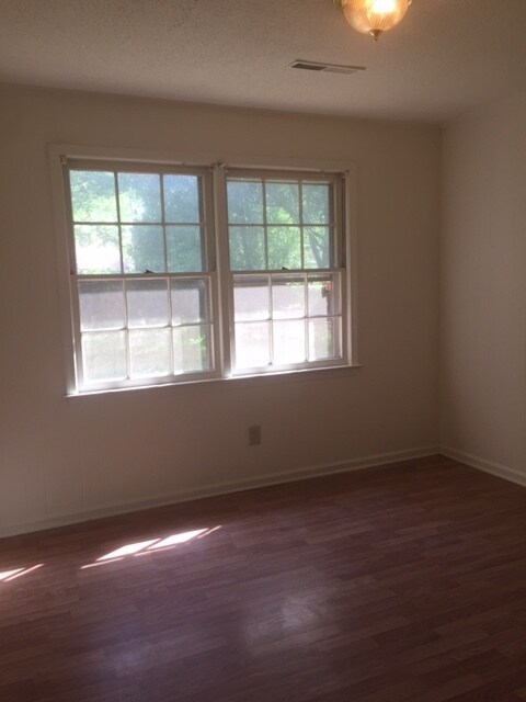 Building Photo - Adorable Three Bedroom Home