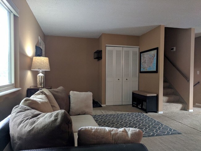 Building Photo - 3 Bed / 2 Bath Split Level with A/C
