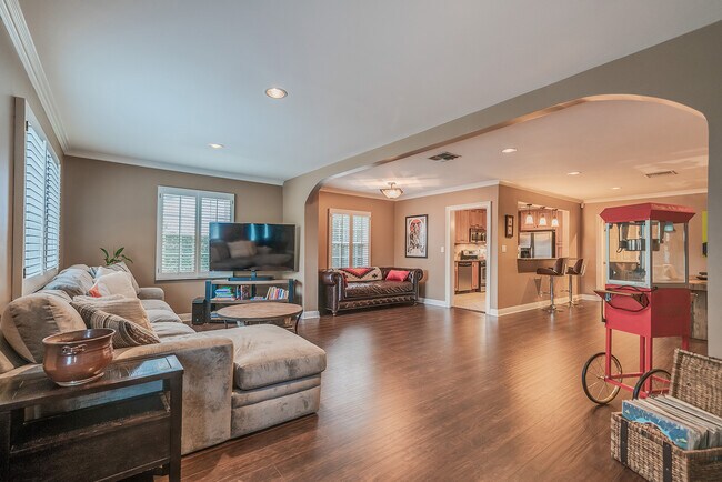 Entry - 11953 Collins St