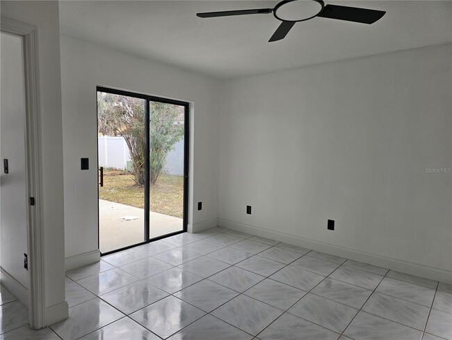 Building Photo - 826 N Horseshoe Bay Dr