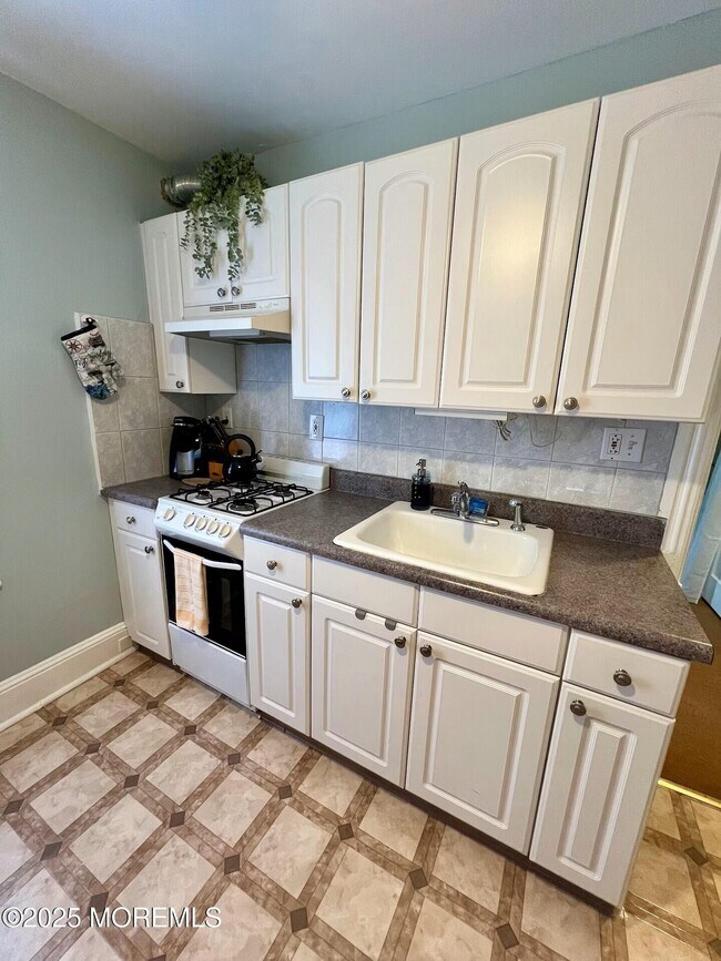 Building Photo - 34 Embury Ave