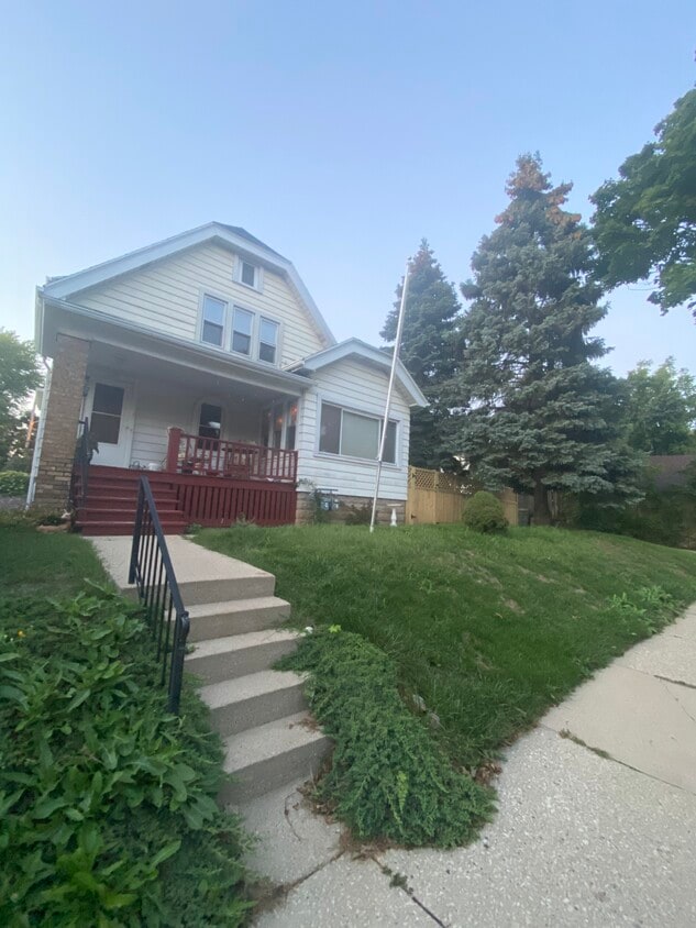 Front Yard - 2240 E Vollmer Ave