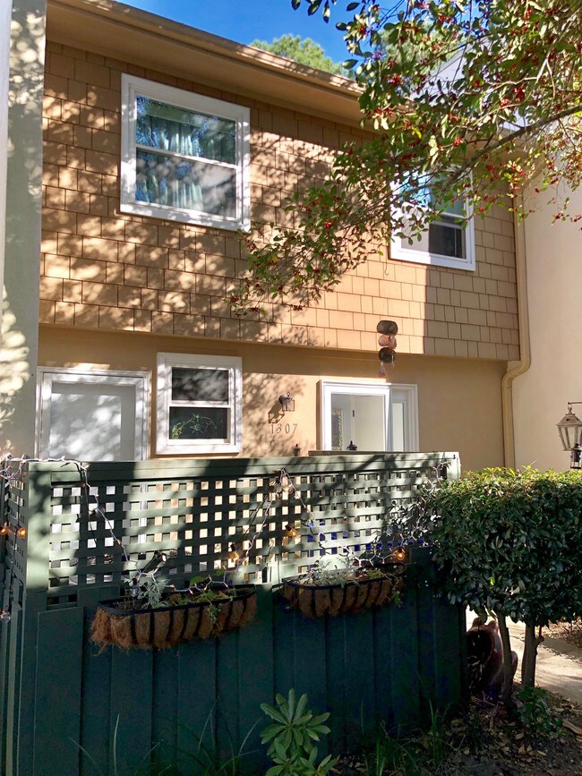 Building Photo - Available Furnished For $300 More Per Month