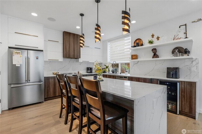 Building Photo - Commuter Dream Location - Almost New 4 Bed...