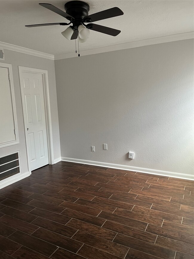 Building Photo - 734 Memorial Mews St