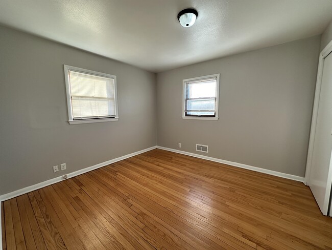 Building Photo - 2433 Jonathan Ave