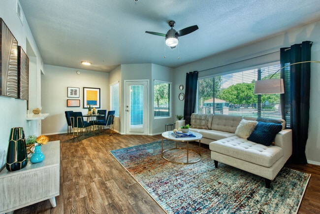 Building Photo - Galleria Palms