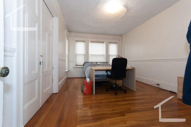 Building Photo - AWESOME ALLSTON 2 BED!!!