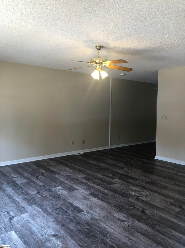 Foto del edificio - 114 Country Cove Ln