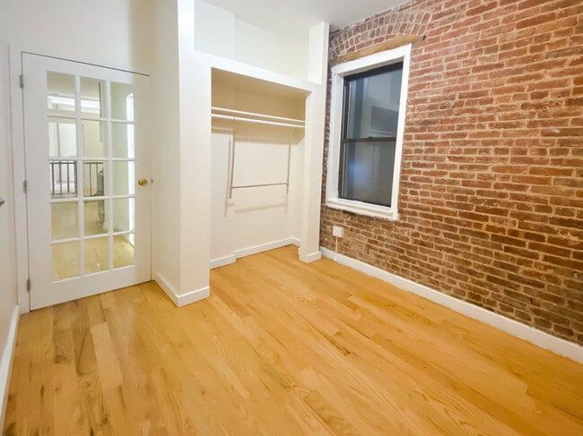 Building Photo - 435 W 54th St