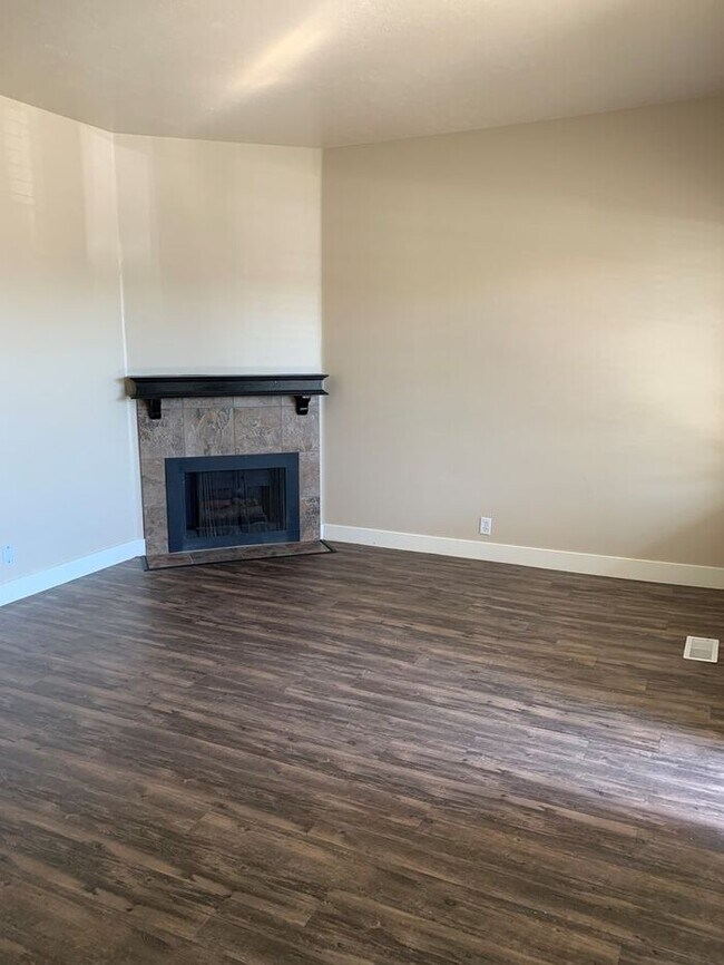Foto del edificio - Spacious 2 bed 1 bath Apartment Available ...