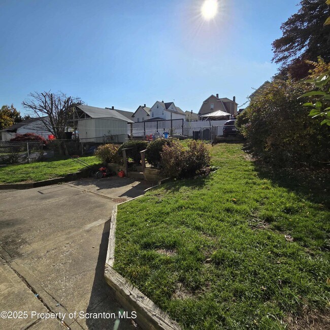 Foto del edificio - 1165 W Elm St