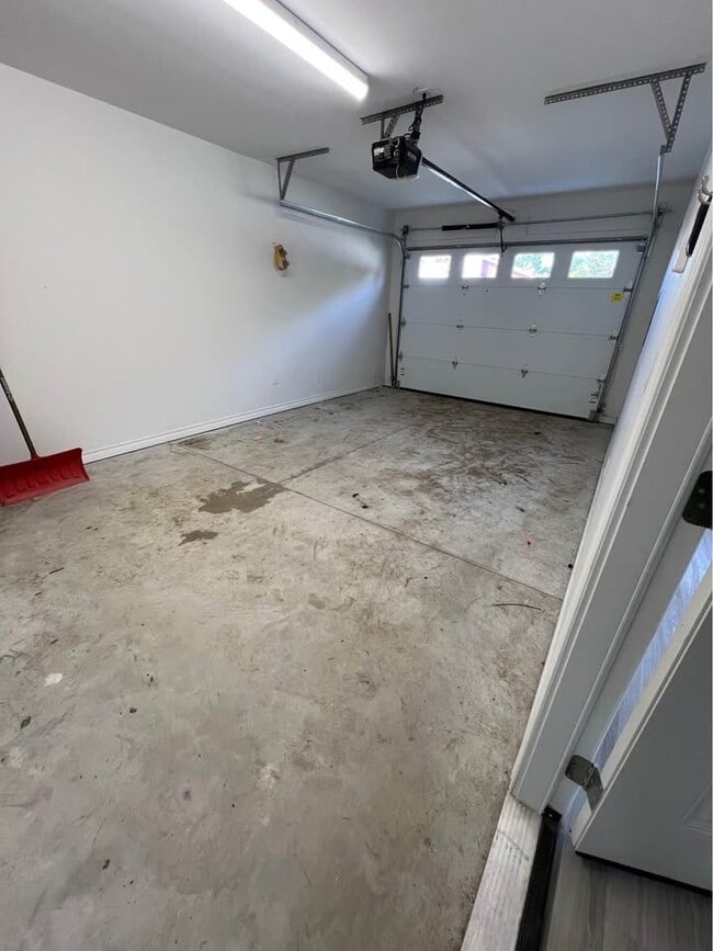 Building Photo - 3250 River St