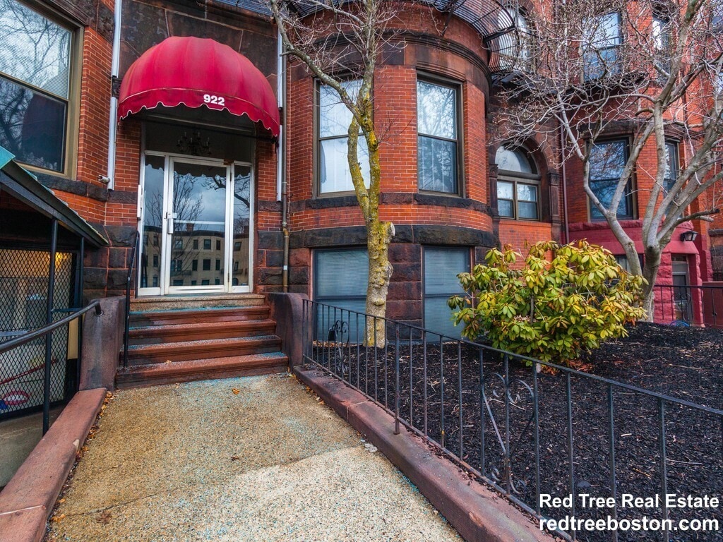 Building Photo - 922 Beacon St