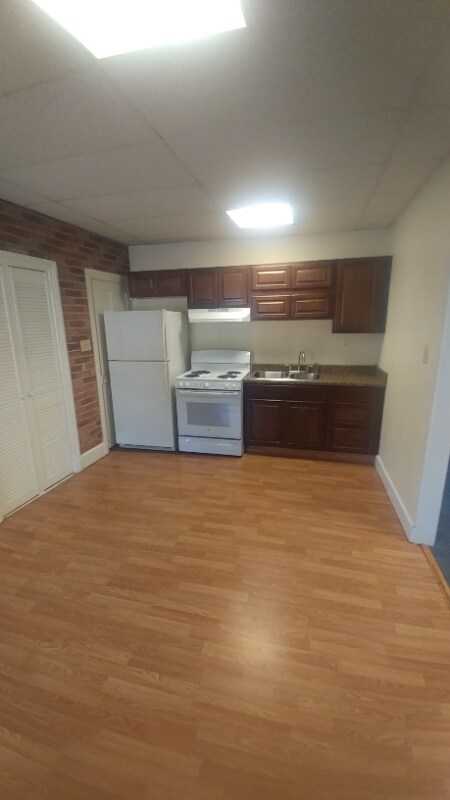 Foto del edificio - 786 Old Chickies Hill Rd