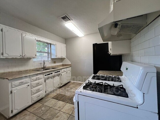 Building Photo - 1413 Mcdonald Dr
