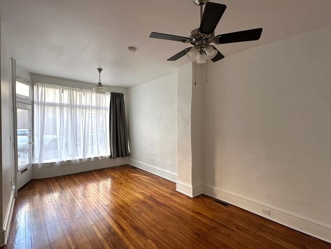 Sala de estar con ventana antigua. La habitación mide 6,25 m x 3,55 m. - 336 Fitzwater St