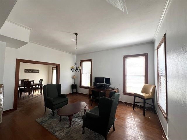 Foto del edificio - 305 W Main St