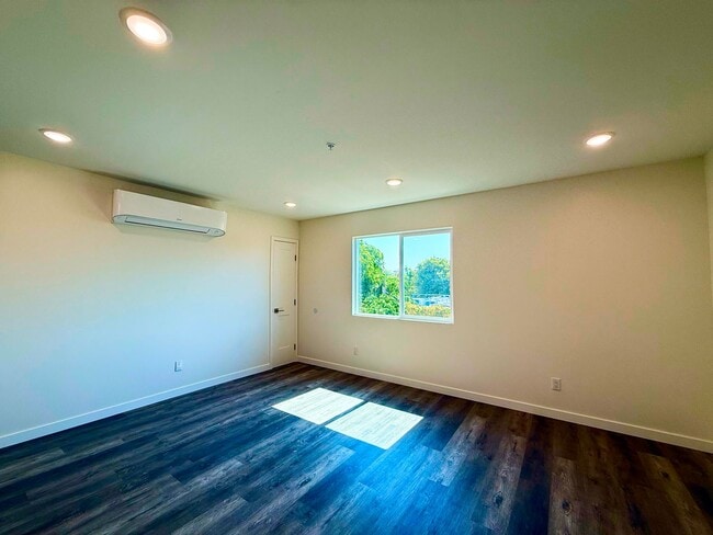 Foto del edificio - Welcome to Your Bright and Spacious Upstai...