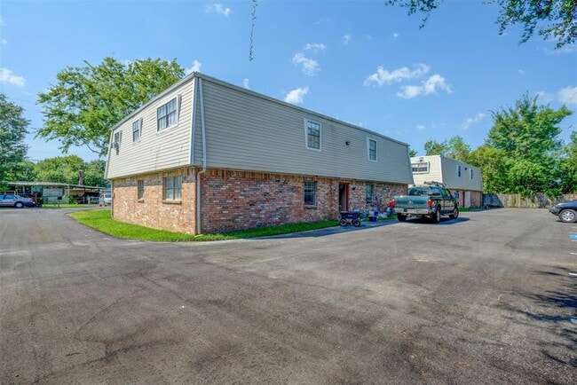 Building Photo - 521 Spring Dr