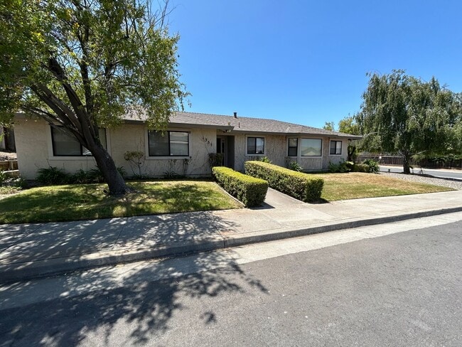 Building Photo - Three Bedroom Two Bath Family Home
