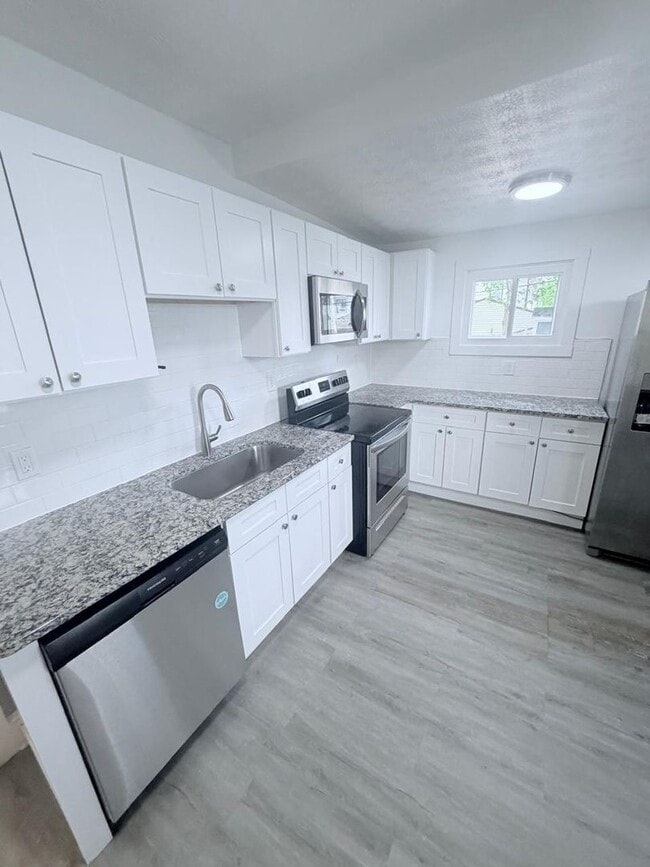 Building Photo - Gorgeous 4 bd, 1.5 bth Cleveland Heights Stunner!