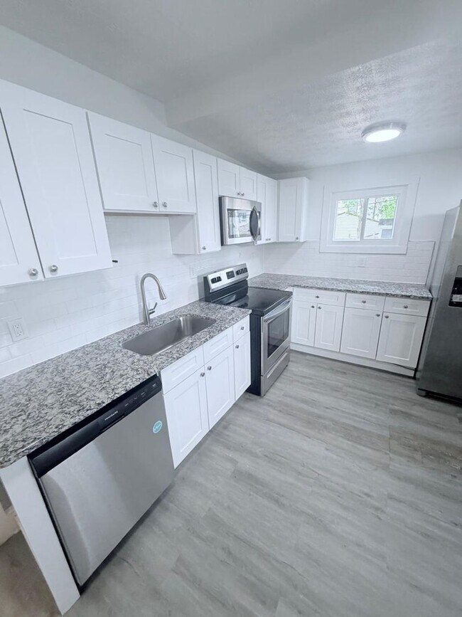 Foto del edificio - Gorgeous 4 bd, 1.5 bth Cleveland Heights Stunner!