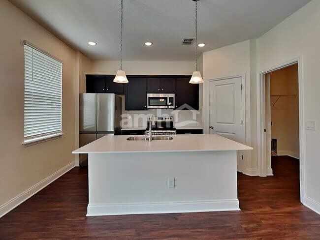 Foto del edificio - 6111 Little Blf Cir