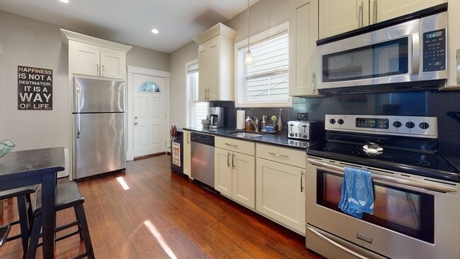 Building Photo - 573 Bennington St