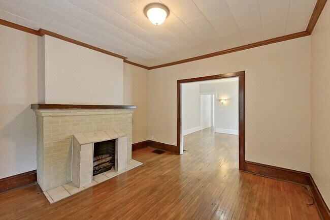 Foto del edificio - 461-463 Reinhard Ave
