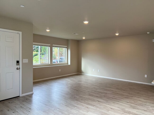 Building Photo - Beautiful 3 Bedroom Townhome in Dupont