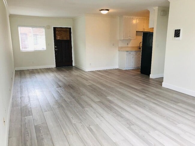 Building Photo - 1 bedroom Condo steps from the beach