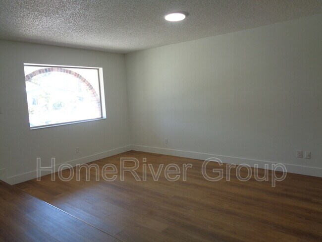 Foto del edificio - 665 NE 39th St