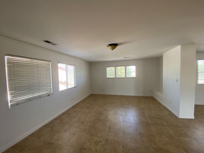 Building Photo - Luxurious 4 BD 2.5 BA with a 100k Pool and...