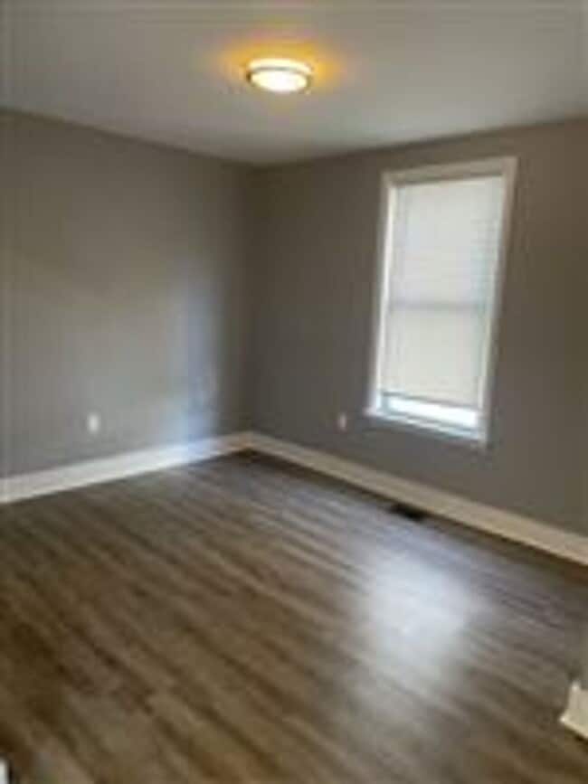 Building Photo - 875 E 2nd St