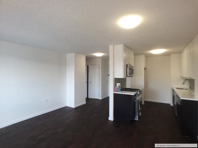 Building Photo - 150 W 225th St