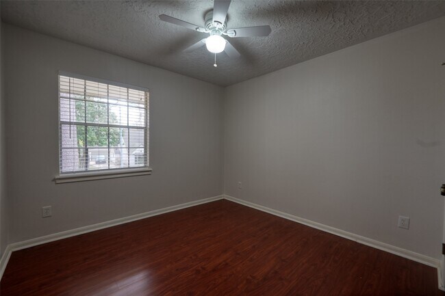 Foto del edificio - 2230 Lakeville Dr