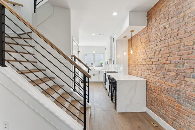 Building Photo - Capital Hill Rowhome