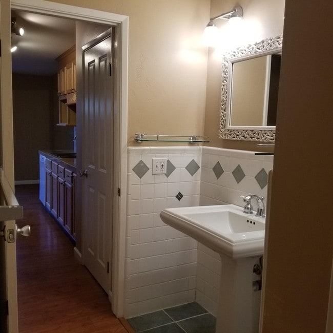 Building Photo - Updated 1bd 1ba condo in Sacramento!