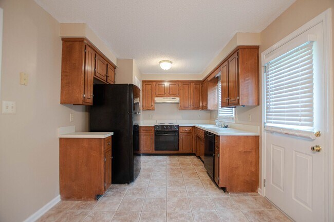 Building Photo - Pet Friendly in Sango!