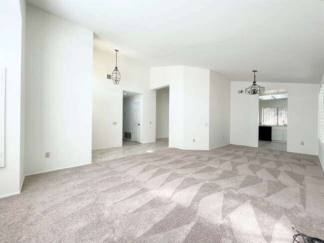 Building Photo - Single Level in Shadowridge w/ A/C!