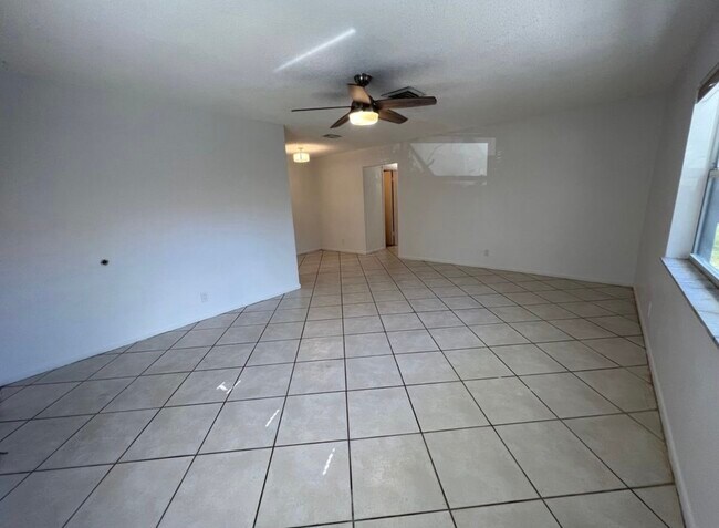Large living room - 3001 Albatross Rd