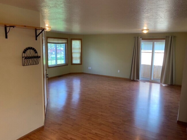 Building Photo - 3 Bedroom, 2 Bathroom House in Springfield