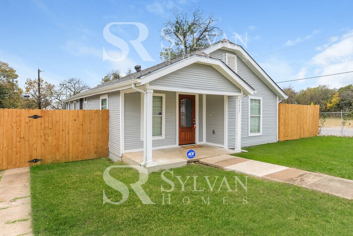 Foto principal - The living is easy in this 3 bedroom, 2 ba...