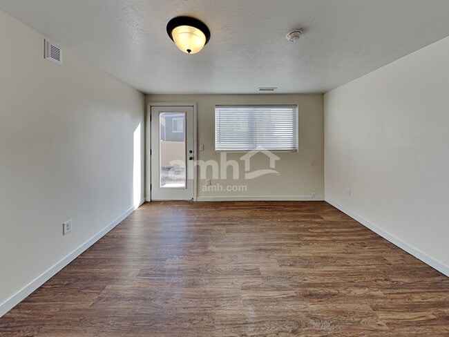 Building Photo - 317 W Willow Creek Dr