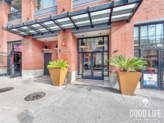 Foto del edificio - Stunning 1BD/1BA Condo in East Village W/ A/C, W/D, Rooftop Deck, Padres Stadium View, Community ...