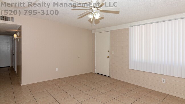 Building Photo - 3 bedroom house with 2 bathrooms, includes...