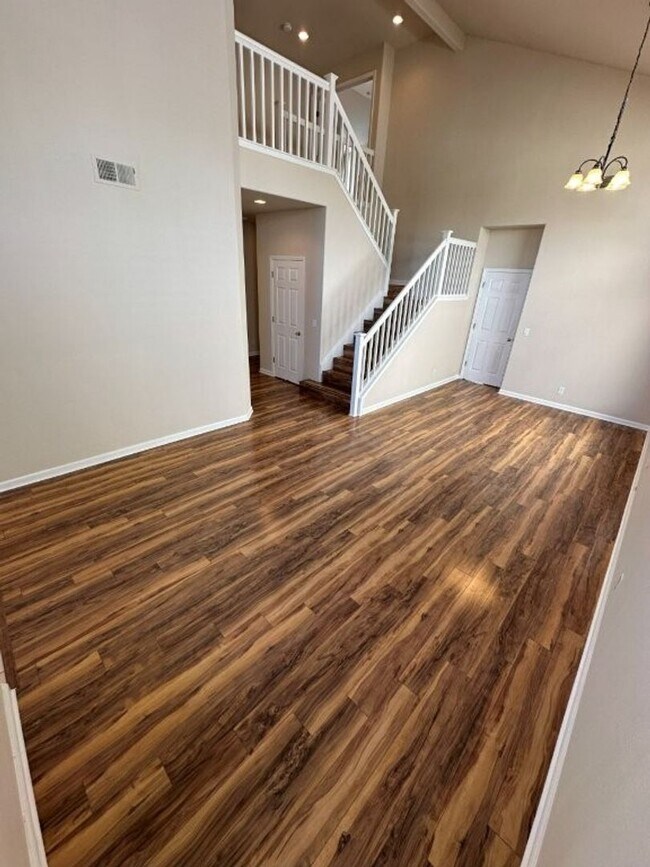 Foto del edificio - Nor Cal Realty, Inc. - 4 Bedroom 3  Bath with 2 car garage