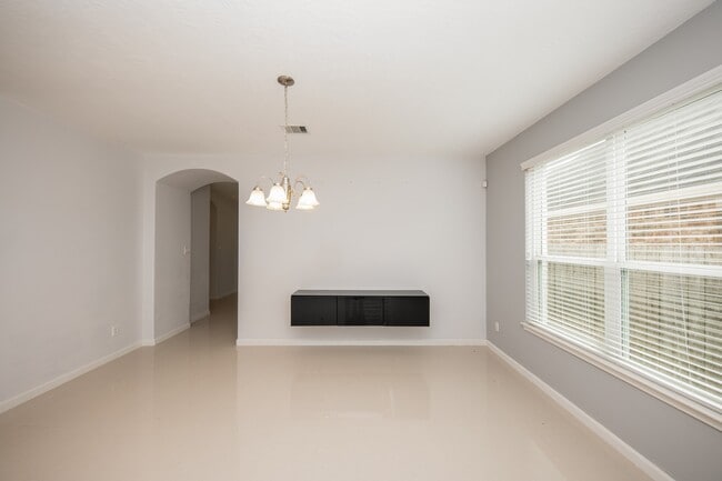 Building Photo - 3019 Lake Dr